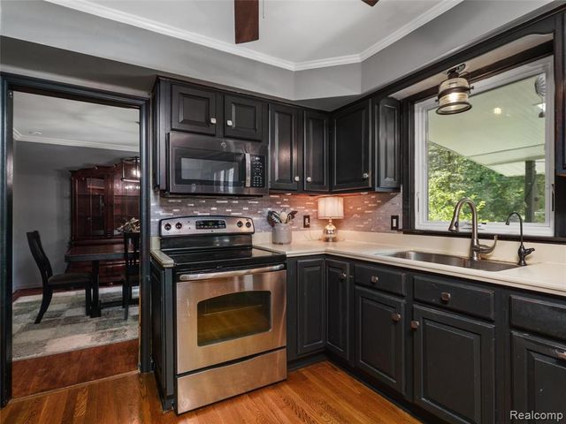 2143 Avoncrest Drive, Rochester Hills, MI 48309