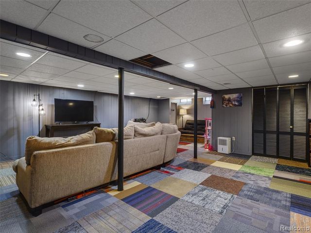 2143 Avoncrest Drive, Rochester Hills, MI 48309