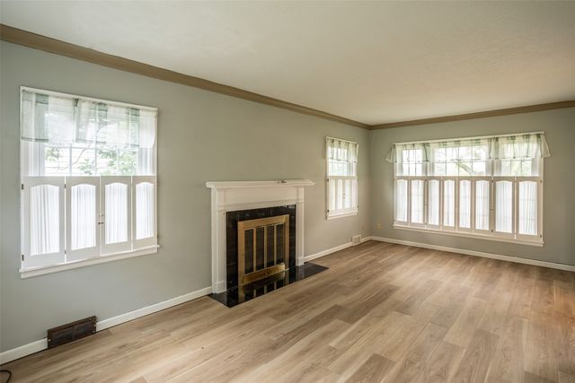 435 61st Street, Des Moines, IA 50312