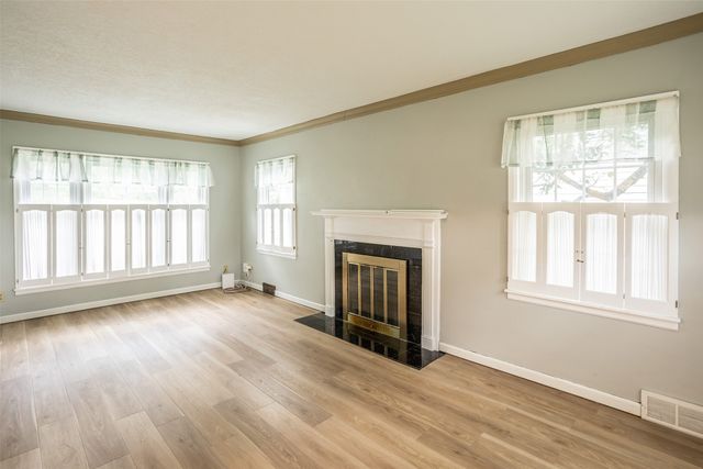 435 61st Street, Des Moines, IA 50312