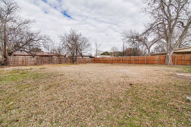 1108 Davis Street, Cleburne, TX 76033