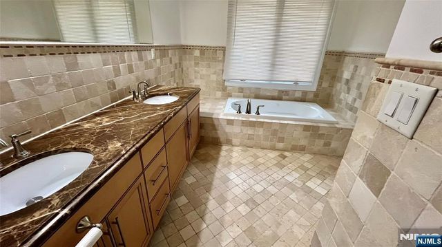 212 7th Street A, Palisades Park, NJ 07650