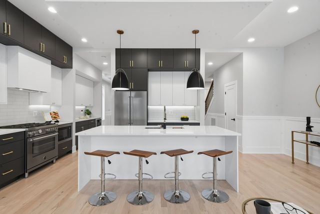 2323 W Farragut Avenue, Chicago, IL 60625