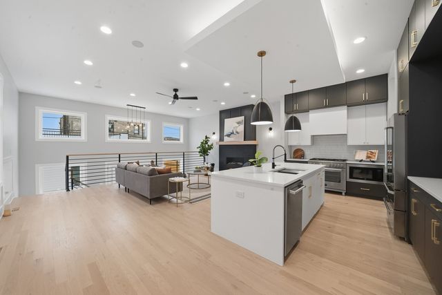 2323 W Farragut Avenue, Chicago, IL 60625