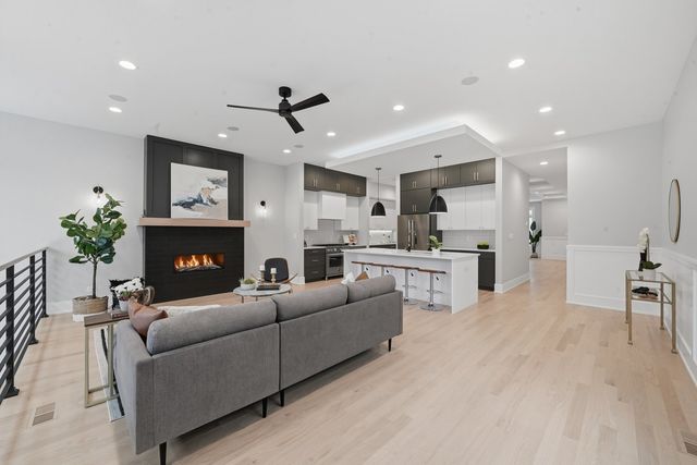 2323 W Farragut Avenue, Chicago, IL 60625