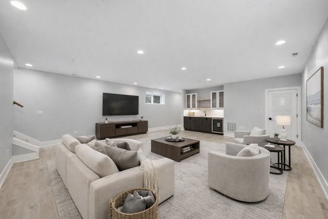 2323 W Farragut Avenue, Chicago, IL 60625