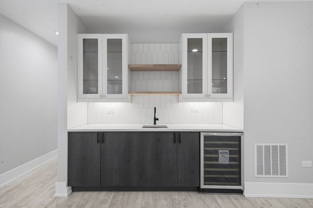 2323 W Farragut Avenue, Chicago, IL 60625