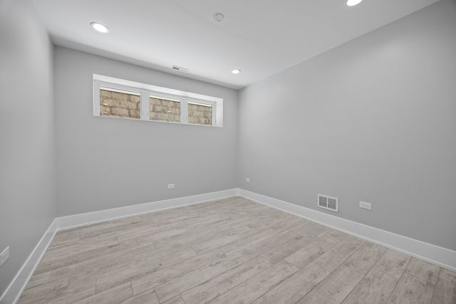 2323 W Farragut Avenue, Chicago, IL 60625