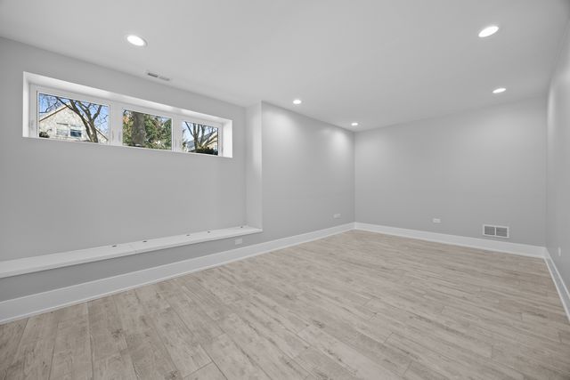 2323 W Farragut Avenue, Chicago, IL 60625