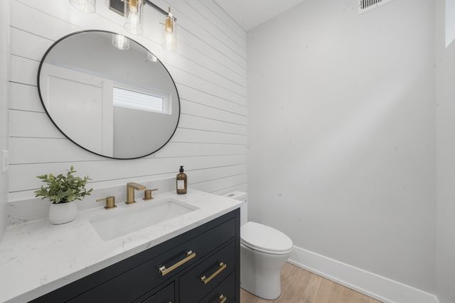 2323 W Farragut Avenue, Chicago, IL 60625