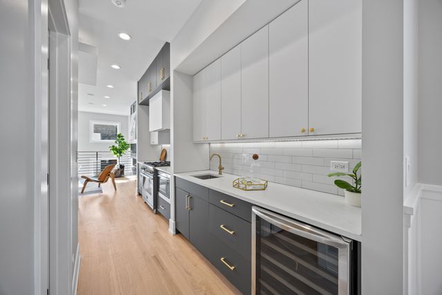 2323 W Farragut Avenue, Chicago, IL 60625