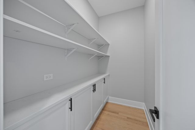 2323 W Farragut Avenue, Chicago, IL 60625