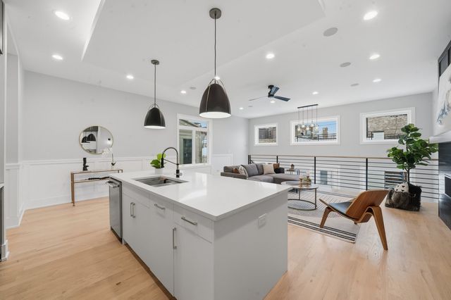 2323 W Farragut Avenue, Chicago, IL 60625