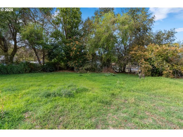 921 VERDANT St, The Dalles, OR 97058