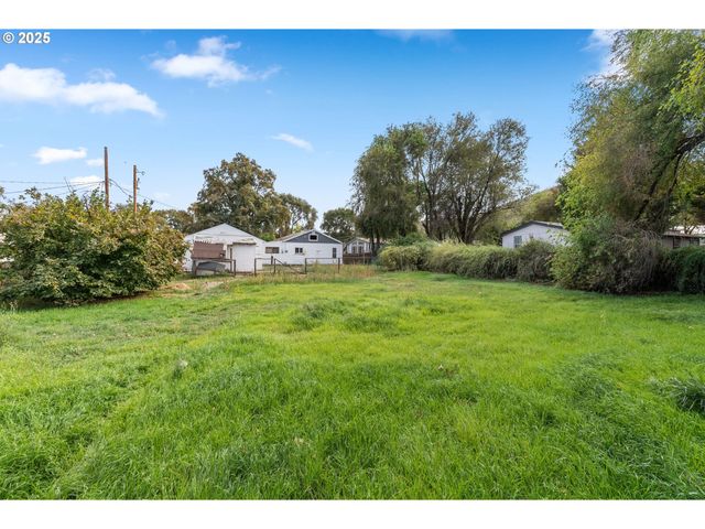 921 VERDANT St, The Dalles, OR 97058