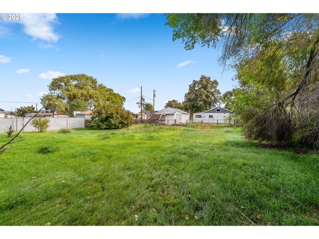 921 VERDANT St, The Dalles, OR 97058