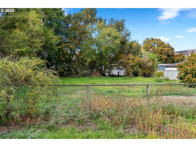 921 VERDANT St, The Dalles, OR 97058