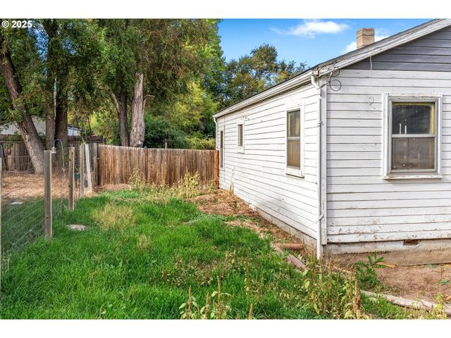 921 VERDANT St, The Dalles, OR 97058