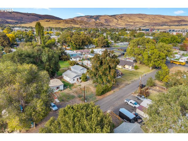 921 VERDANT St, The Dalles, OR 97058