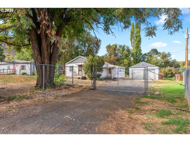 921 VERDANT St, The Dalles, OR 97058