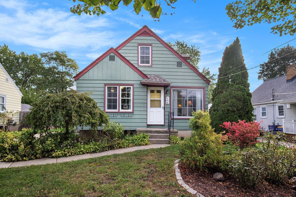 1228 Spring Avenue NE, Grand Rapids, MI 49505