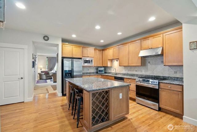 17252 NE 119th Way, Redmond, WA 98052