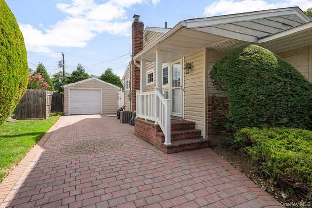 45 Berkshire Road, Hicksville, NY 11801