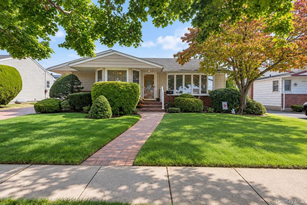 45 Berkshire Road, Hicksville, NY 11801