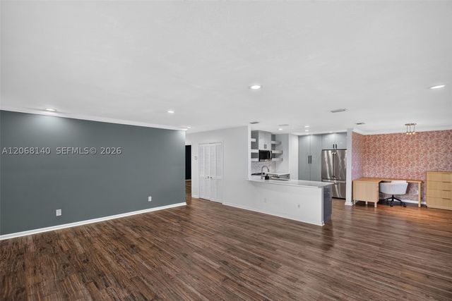 6815 Edgewater Dr 301, Coral Gables, FL 33133