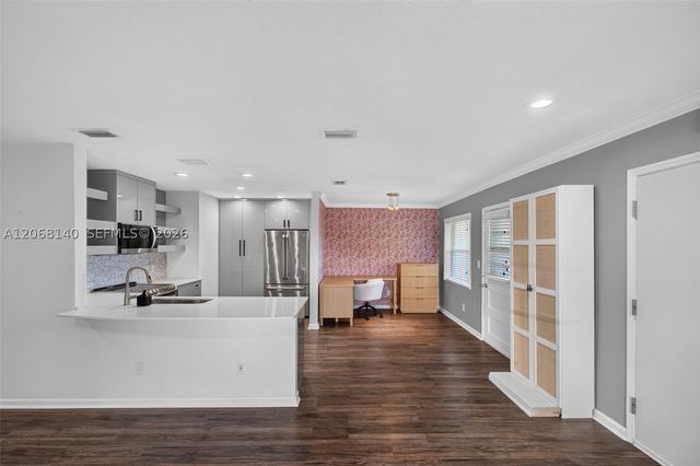 6815 Edgewater Dr 301, Coral Gables, FL 33133