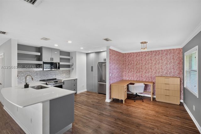 6815 Edgewater Dr 301, Coral Gables, FL 33133