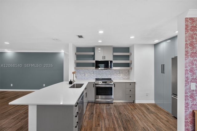 6815 Edgewater Dr 301, Coral Gables, FL 33133
