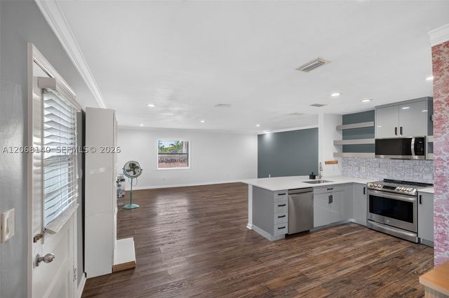 6815 Edgewater Dr 301, Coral Gables, FL 33133