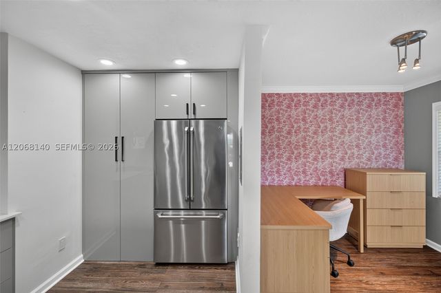 6815 Edgewater Dr 301, Coral Gables, FL 33133