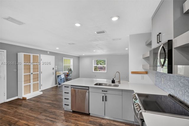6815 Edgewater Dr 301, Coral Gables, FL 33133