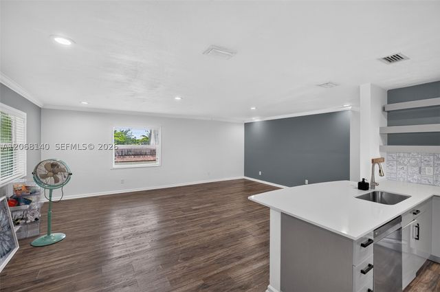6815 Edgewater Dr 301, Coral Gables, FL 33133