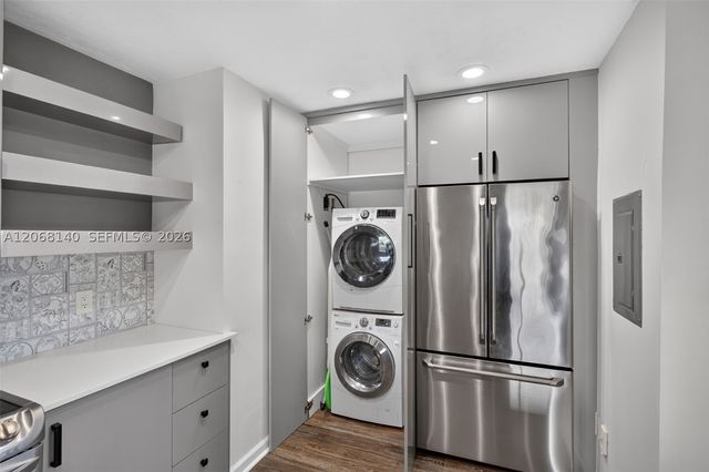 6815 Edgewater Dr 301, Coral Gables, FL 33133