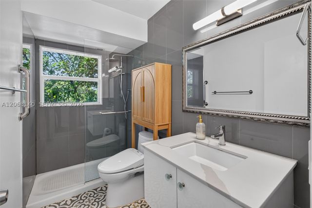 6815 Edgewater Dr 301, Coral Gables, FL 33133