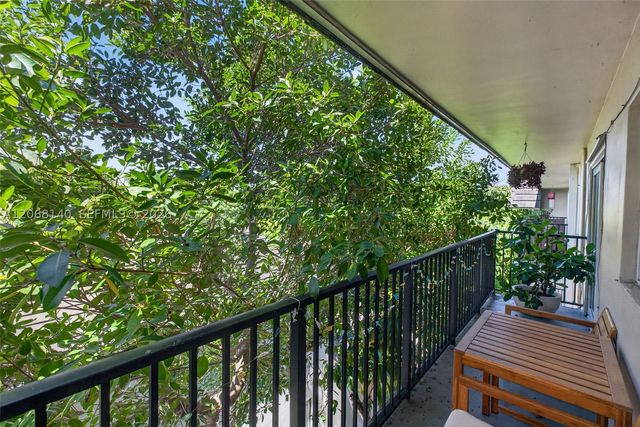 6815 Edgewater Dr 301, Coral Gables, FL 33133