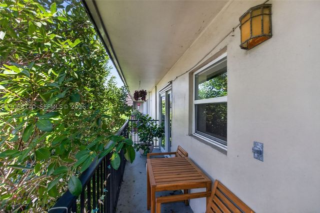6815 Edgewater Dr 301, Coral Gables, FL 33133