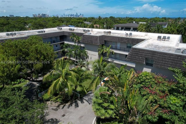 6815 Edgewater Dr 301, Coral Gables, FL 33133