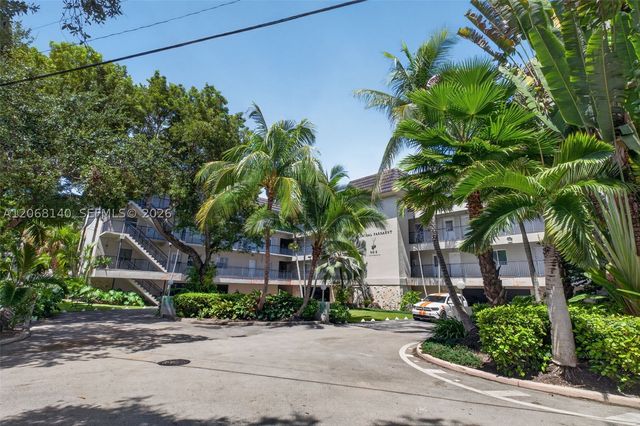 6815 Edgewater Dr 301, Coral Gables, FL 33133