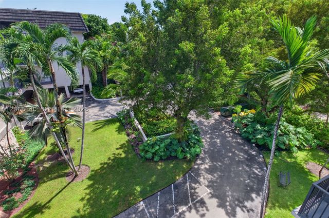 6815 Edgewater Dr 301, Coral Gables, FL 33133