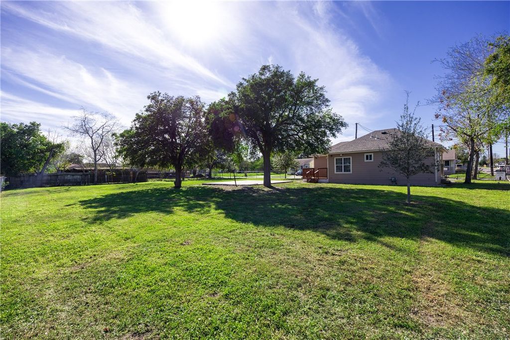 2401 Mary St, Corpus Christi, TX 78405 — exterior