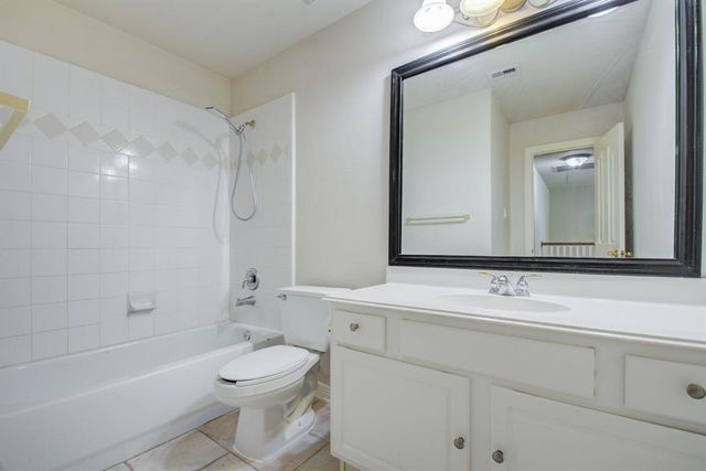 7511 S Linpar Court, Houston, TX 77040