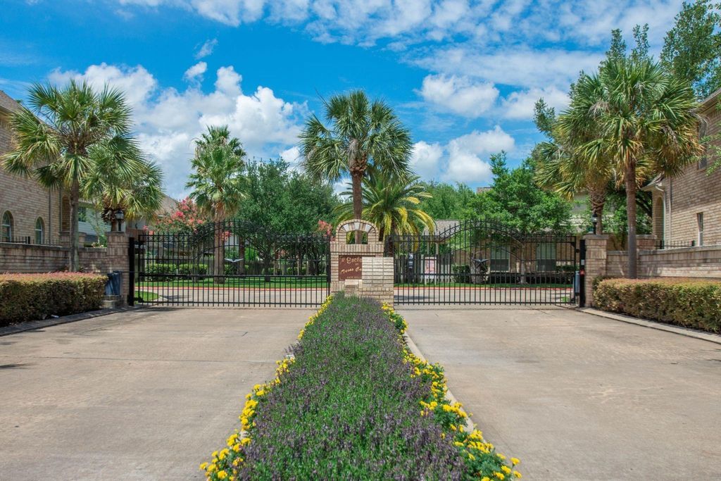 7511 S Linpar Court, Houston, TX 77040
