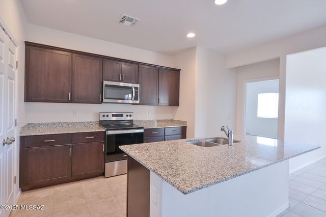 913 W Calle Falerno, Sahuarita, AZ 85629