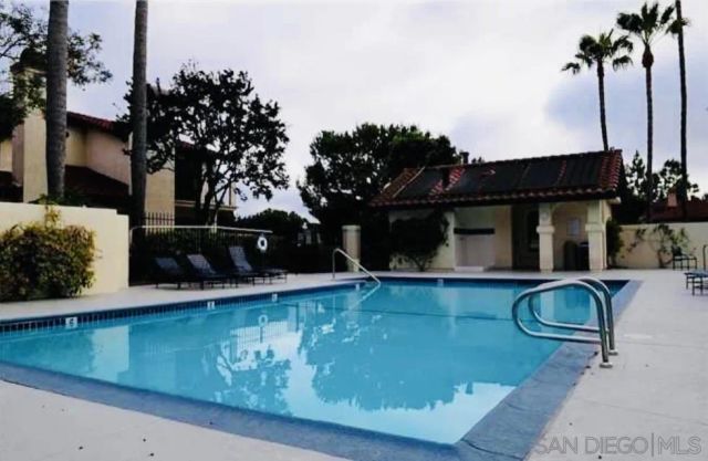 4130 Porte de Palmas 8, San Diego, CA 92122
