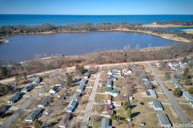 2250 Columbus Avenue, Norton Shores City, MI 49441