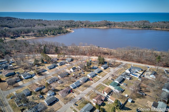 2250 Columbus Avenue, Norton Shores City, MI 49441